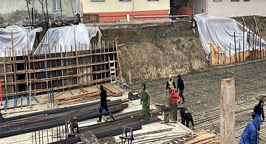 İnşaat temelinin yanındaki 3 binanın bahçesinde toprak kayması; 25 kişi tahliye edildi