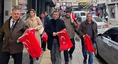 İYİ Parti Teşkilatından Vatandaşlara Türk Bayrağı