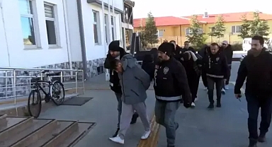 Kendilerini savcı olarak tanıttıkları kişiyi altınlarını alıp dolandıran 3 şüpheli tutuklandı