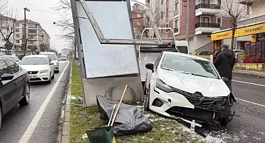 Kontrolden çıkan otomobil refüjdeki reklam panolarına çarptı