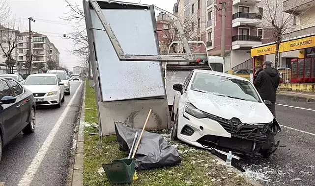 Kontrolden çıkan otomobil refüjdeki reklam panolarına çarptı