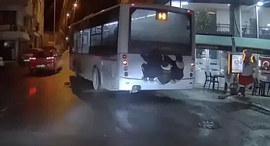 Otobüsün arkasına asılan çocukların tehlikeli yolculuğu kamerada