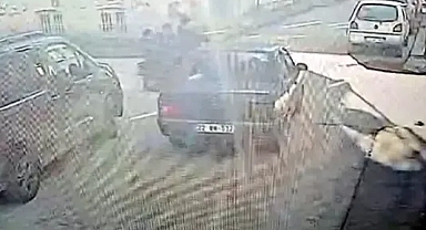 Otomobil, elektrikli bisiklete çarptı; kaza kamerada, 3 yaralı