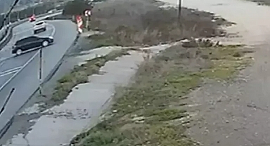 Otomobilin yoldan çıkıp ters döndüğü kaza kamerada; 1 yaralı