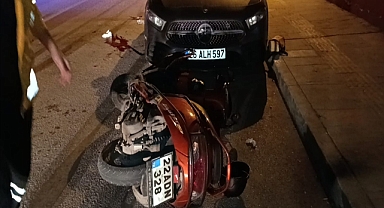 Park halindeki otomobile çarpan motosikletin, alkollü ve ehliyetsiz sürücüsü yaralandı