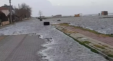 Saros Körfezi'nde kuvvetli lodos; işletmeler su altında kaldı