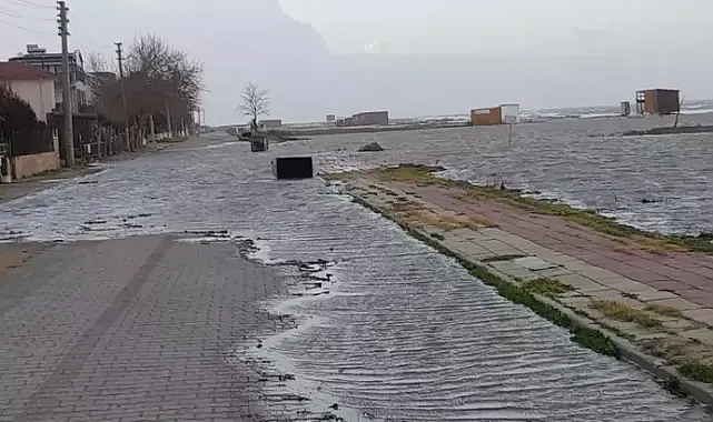 Saros Körfezi'nde kuvvetli lodos; işletmeler su altında kaldı