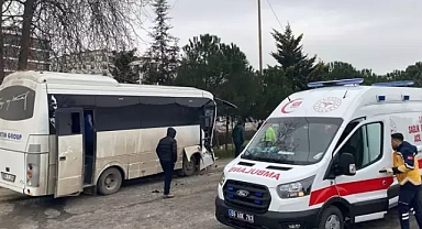 Servis midibüsleri kafa kafaya çarpıştı; 19 yaralı