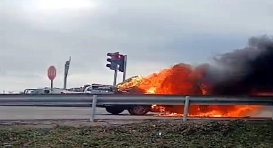 Seyir halindeki otomobil alev aldı