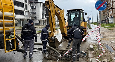TESKİ EKİPLERİ YAĞMURDA GÖREV BAŞINDA