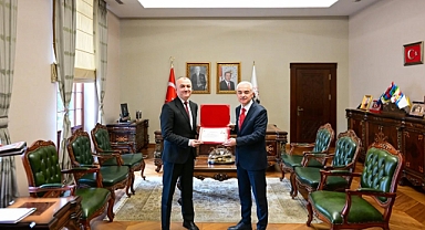 Vali Uğur Turan'dan İl Göç İdaresi Personeline Takdir ve Teşekkür