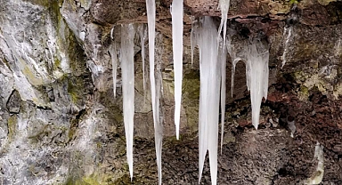 Çölünün ortasında 3 bin yıldır erimeyen buz tutan mağaranın sırrı
