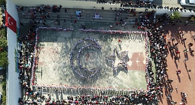 İlkokul öğrencilerinin bayrak sevgisi dron kamerasında