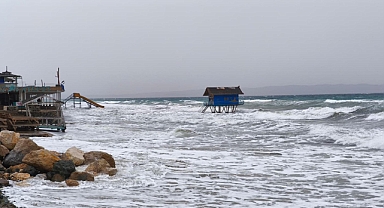 Saros'ta fırtınada dev dalgalar oluştu