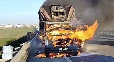 Seyir halindeki kamyonet alev alıp yandı