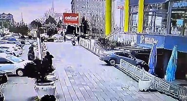 Sürücüsünün fren yerine gaza bastığı otomobil, AVM’de kafeye daldı; 1 yaralı