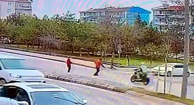 Torunuyla yolun karşısına geçerken motosiklet çarptı; kaza kamerada