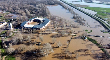 Tunca Nehri'nde 'kırmızı alarm' verildi; Kırkpınar Er Meydanı su altında kaldı