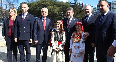 Bakan Yumaklı Kırklareli'nde: Valilik Bahçesine Hatıra Fidanı Dikti