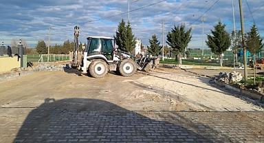 Büyükkarıştıran'da Yol ve Kaldırım Mesaisi