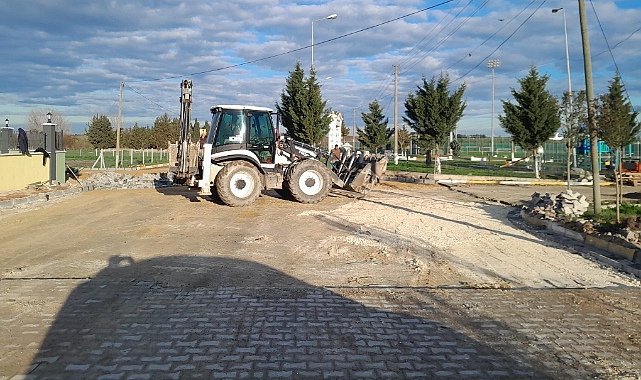 Büyükkarıştıran'da Yol ve Kaldırım Mesaisi