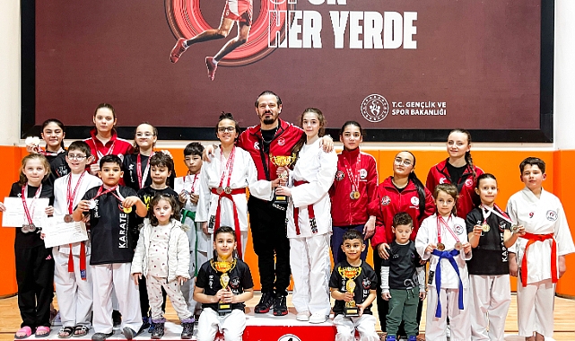 Edirne'de Karate Şampiyonası Nefes Kesti: 110 Sporcu Tatamide