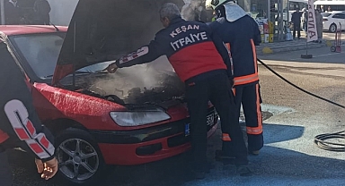 Edirne’de otomobilin motor kısmında çıkan yangın söndürüldü