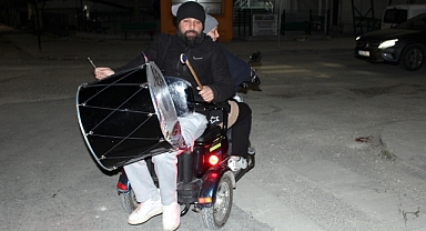 Eşinin kullandığı motosiklette davul çalarak mahalleliyi sahura kaldırıyor