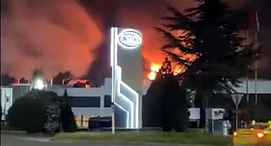 Fabrika bacasında çıkan yangın büyümeden söndürüldü