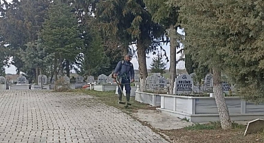  Kaynarca Mezarlığında Temizlik ve Düzenleme Çalışmaları Hız Kesmeden Devam Ediyor