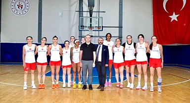 Kırklareli Belediye Başkanı Derya Bulut'tan Kadın Basketbol Takımına Moral