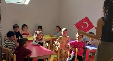 MİNİKLER İSTİKLÂL MARŞI'YLA TANIŞTILAR, BAYRAK SEVGİSİ KAZANDILAR