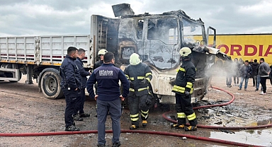Park halindeki TIR yandı, şoför dumandan etkilendi