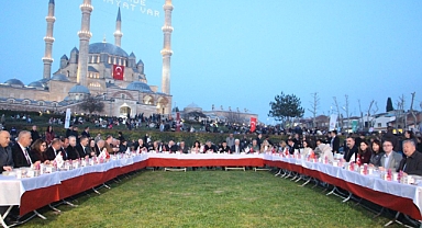 Selimiye Camisi meydanında 7 bin 500 kişi Kadir Gecesi iftarında buluştu