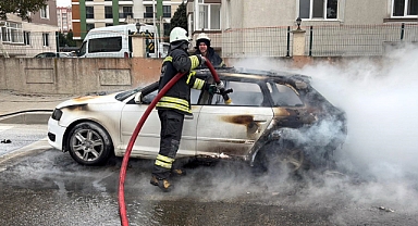 Seyir halindeki otomobil yandı, sürücü son anda kurtuldu