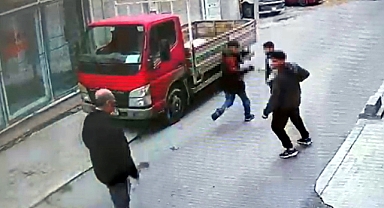 Sokak ortasında darbedildi; o anlar kamerada