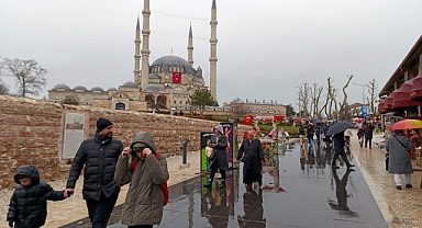 Tarih kenti Edirne’ye, bayramda yağmura rağmen ziyaretçi akını