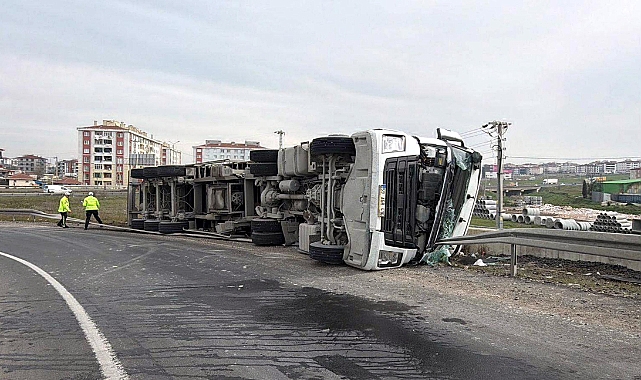 Tekirdağ'da devrilen TIR'ın sürücüsü yaralandı