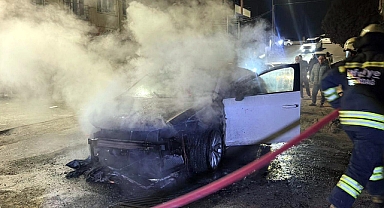 Park halinde alev alan otomobil yandı