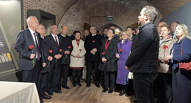 TÜ Senatosu'ndan Balkan Savaşları şehitlerine tabyada anma; kanlı sancağa karanfil bıraktılar