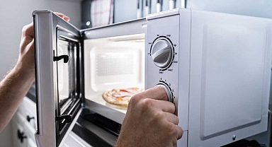 Uzmanlar mikrodalgaya konulmaması gereken tabakları açıkladı