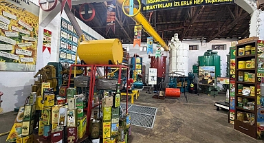 Bir bölümünü müzeye dönüştürdüğü 97 yıllık fabrikada, eski makineleri sergiliyor