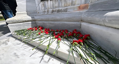 Edirne'de öğretmenlerden, Kahramanmaraş'taki saldırıda hayatını kaybedenler anısına karanfil