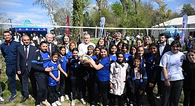 Edirne'ye 10 Yeni Halı Saha Müjdesi! Bakan Bak Gençlere Seslendi
