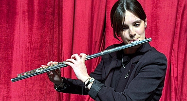 Eğitimi için günde 160 kilometre yol giden Zeynep Ece, Fransa'daki flüt yarışmasında birinci oldu