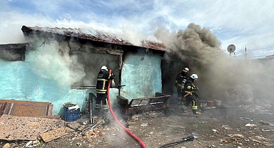 Evdeki yangına müdahaleyi izlerken köpek saldırısında yaralandı