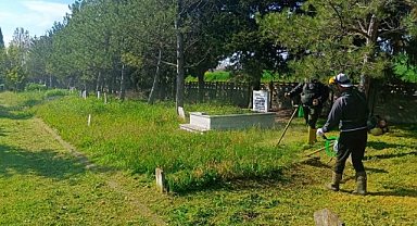 Evrensekiz'de Bayram Öncesi Mezalıkta Yoğun Mesai