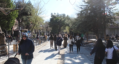 Güneşi Gören Dışarı Çıktı! İstasyon Caddesi Dolup Taştı