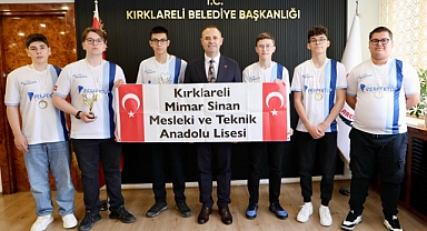 Kırklareli'nin Gururu Dünya Şampiyonları Belediye'de Ağırlandı