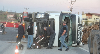 Kırklareli Üsküpdere Köyü’nde Tır Devrildi: Sürücü Yaralandı